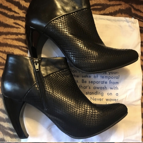 John Fluevog Black Pizzazz Ankle Boots - Picture 2 of 7